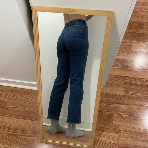 Vintage high waisted wrangler jeans with raw cuff and slight flare. - Picture 2 of 4